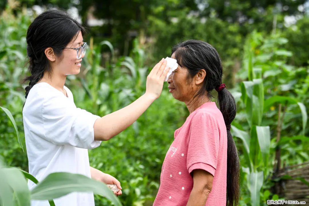 全网追的“扁担女孩”,找了一份暑假工,时薪12元 - 七台河生活资讯 - 七台河28生活网 qth.28life.com